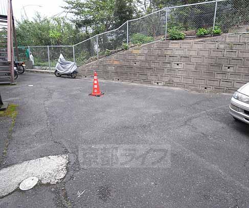 【京都市伏見区深草馬谷町のアパートの駐車場】