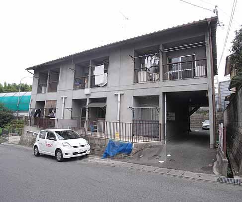 京都市伏見区深草馬谷町のアパートの建物外観