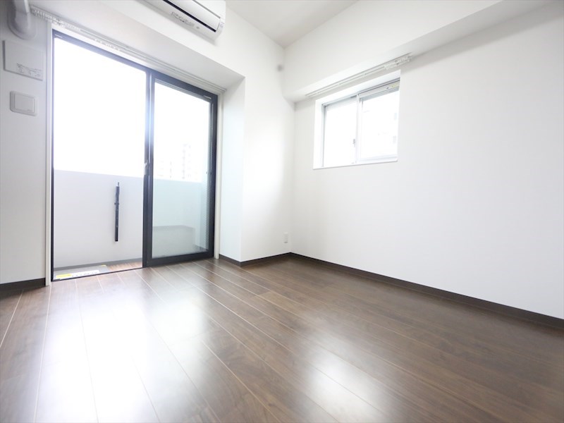 居室・リビング　洋室7.3帖　2面採光　エアコン完備　バルコニー