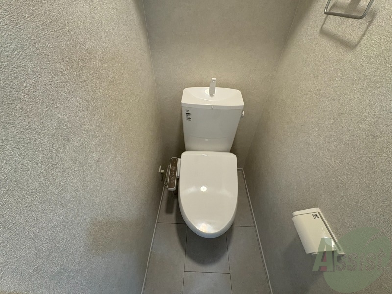 トイレ　トイレはこちらのウォシュレット付きになりますね。