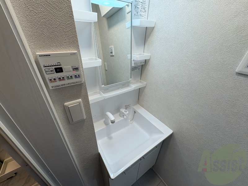 洗面設備　洗面台はこちら、広々して使いやすそうですね。