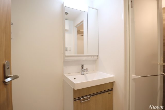 洗面設備　独立洗面台、小物を置くことができて便利です