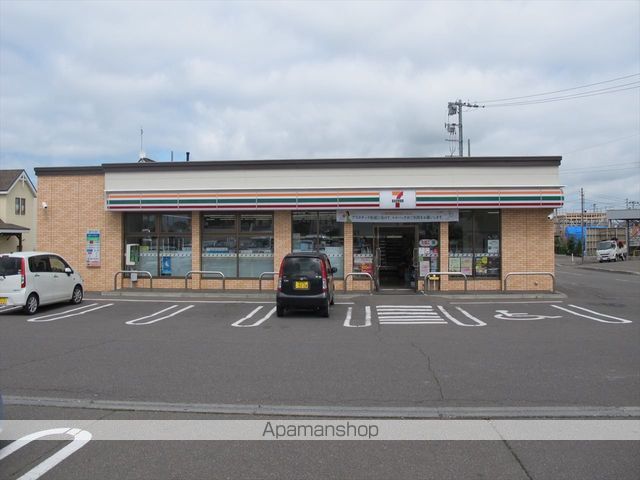 コンビニ　セブンイレブン（コンビニ）まで136m