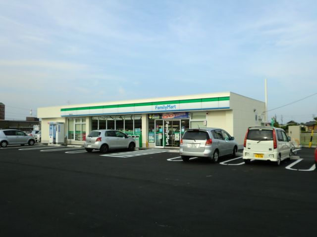 コンビニ　ファミリーマート（コンビニ）まで690m