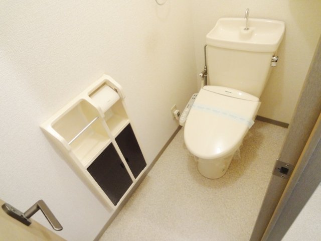 トイレ　同物件別号室の写真です。