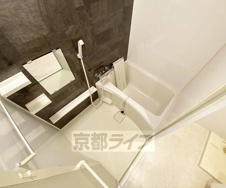 バス・シャワールーム　鏡の付いた便利なお風呂