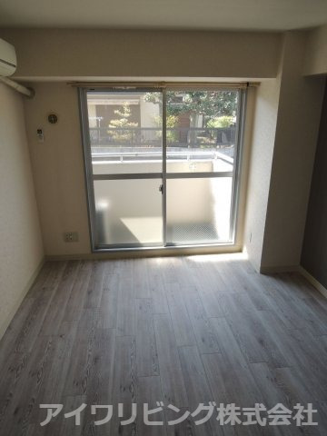 居室・リビング　【ジュネス桜ヶ丘】