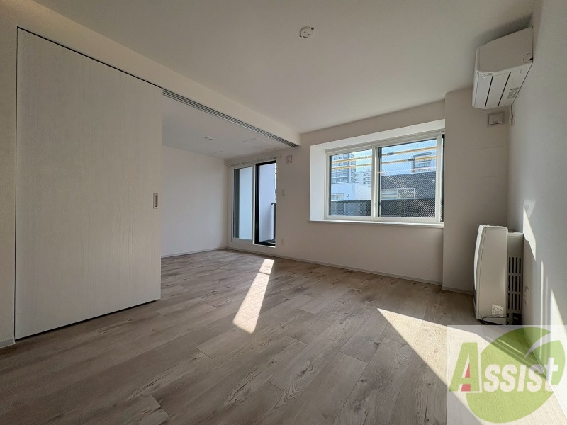 居室・リビング　エアコン付きで快適なリビングになっております！