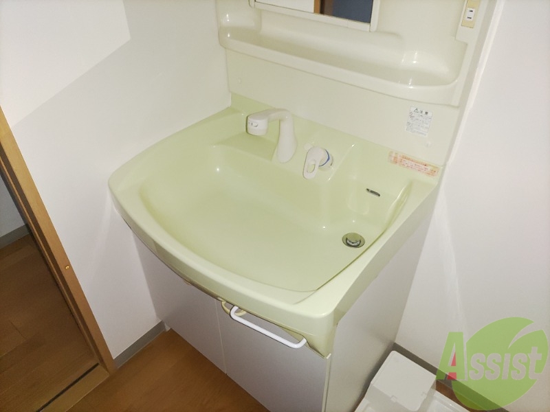 洗面設備　洗面台はシャワーノズルも付いて便利に活用できます