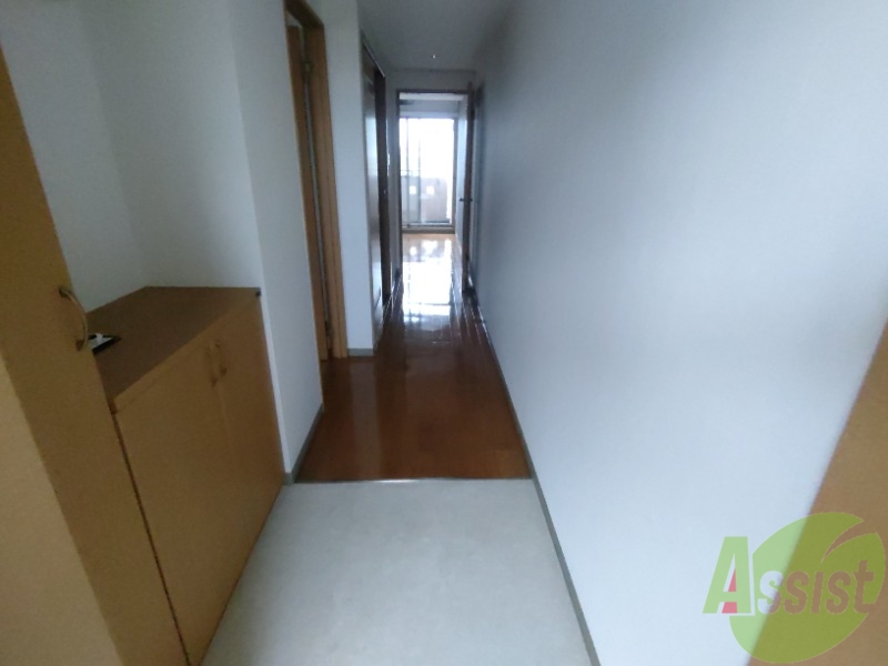 玄関　玄関からの様子です。綺麗なフローリングが広がっています。