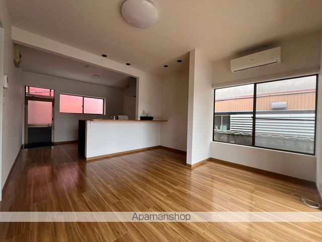 女池7丁目貸家の居間写真