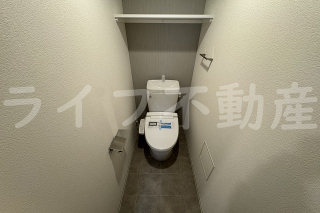 トイレ　落ち着いた色調のトイレです