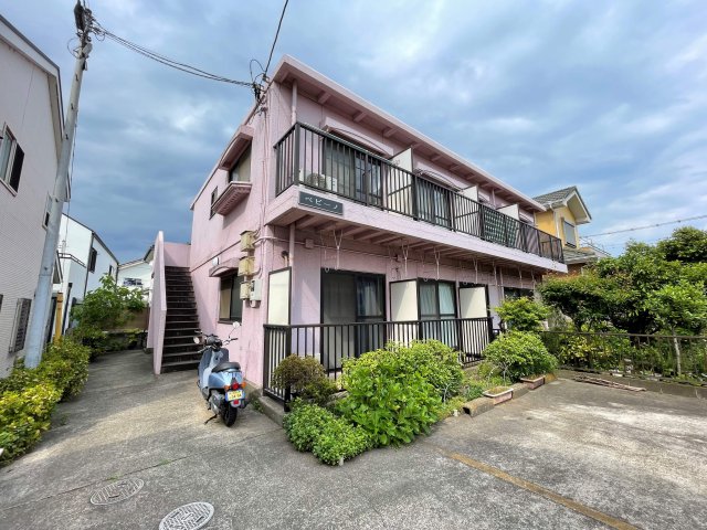 建物外観　鮮やかな色が明るい気持ちになりますね