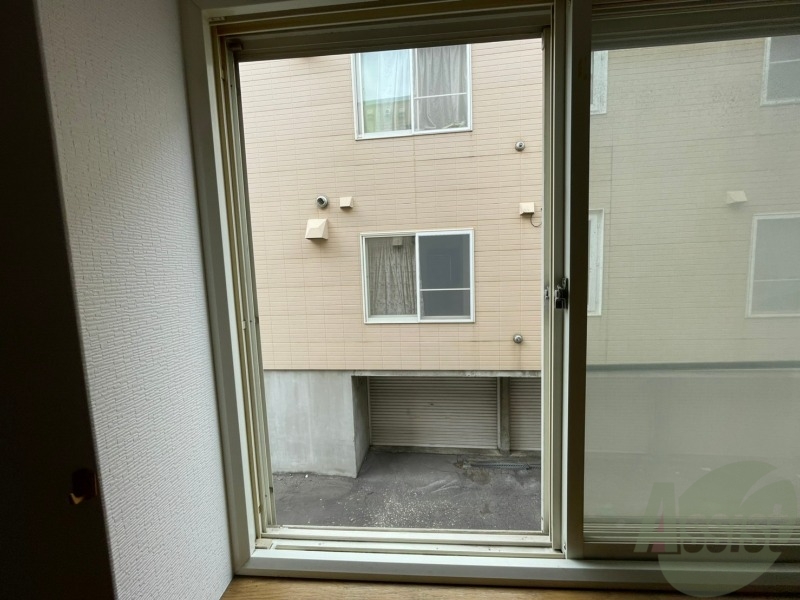 バルコニー　大きな窓がありますので風通しが良さそう。