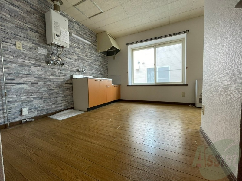 居室・リビング　リビングです。木目のフローリングが落ち着きますね。