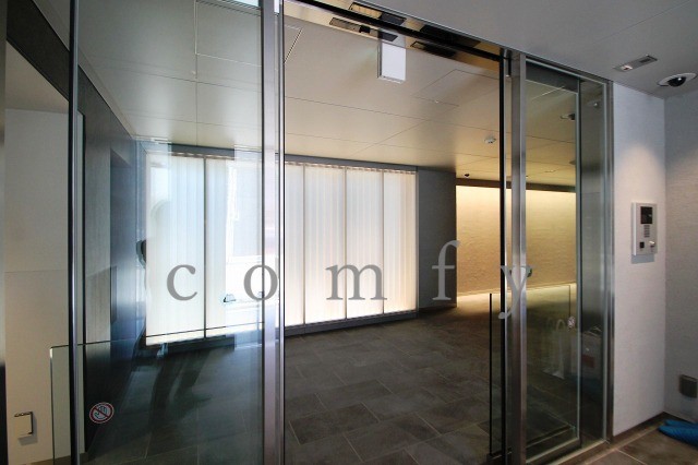 エントランス　オートロック付きエントランス