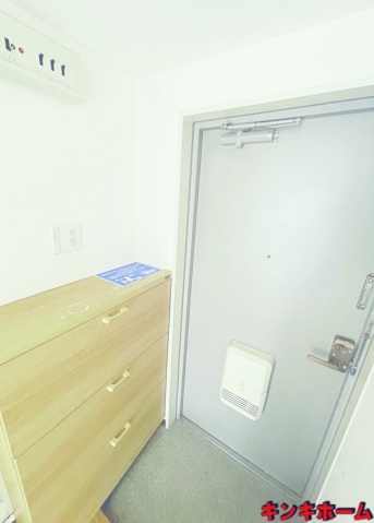 玄関　写真は別のお部屋のものでございます