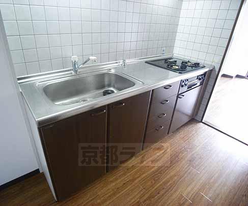 キッチン　３口コンロ付きでお料理らくらく。