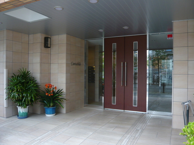 エントランス　キレイに清掃された高級感あるエントランス