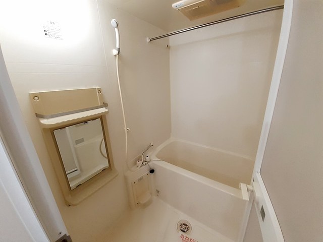 バス・シャワールーム　忙しい時でもボタン１つでお湯を沸かせる追焚機能付きのお風呂！