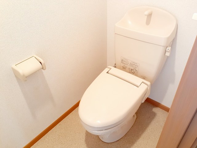 トイレ　冬でも温かく心地の良い暖房便座付きのおトイレ！