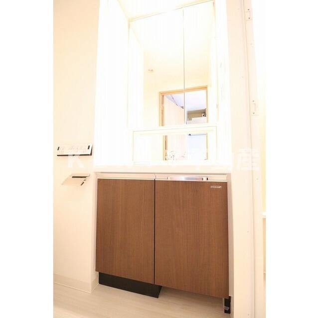 洗面設備　ゆったりとスペースのある洗面所