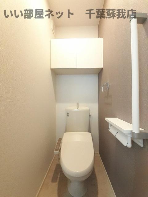 トイレ　落ち着いた色調のトイレです