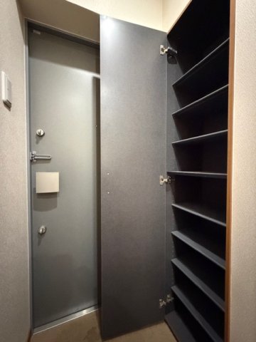 玄関　※写真は別の部屋のものです。