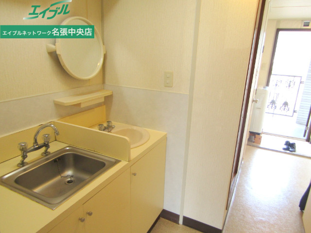 キッチン　写真は同物件・別室の写真です。