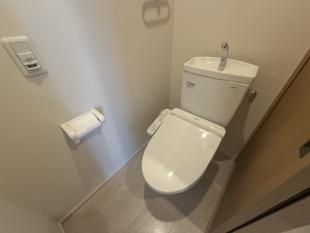 トイレ　シンプルで掃除のしやすいトイレです!