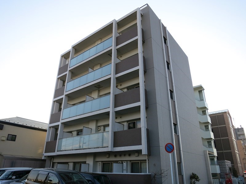 建物外観　バルコニーの一部がガラス手摺でおしゃれな外観です