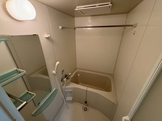 バス・シャワールーム　コンパクトで使いやすいお風呂です