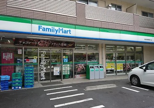 コンビニ　ファミリーマート新宿税務署通り店（コンビニ）まで288m
