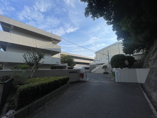 中学校　吹田市立南千里中学校（中学校）まで1175m
