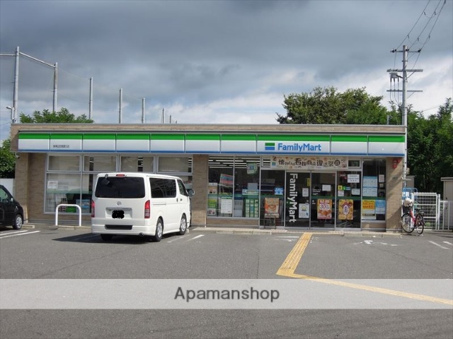 コンビニ　ファミリーマート（コンビニ）まで1017m