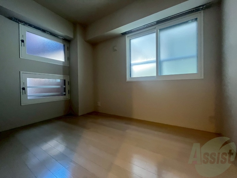 その他部屋・スペース　寝室はこちらです。光が差し込む、温かみのあるお部屋です。