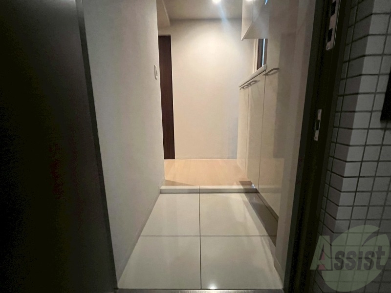 玄関　玄関です。ご覧の通り広々としていますね。