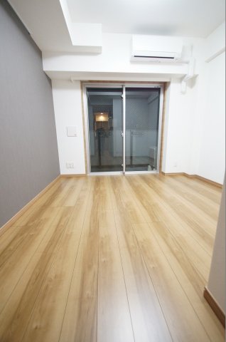 居室・リビング　落ち着いた色合いの床材を使用した居住空間です。