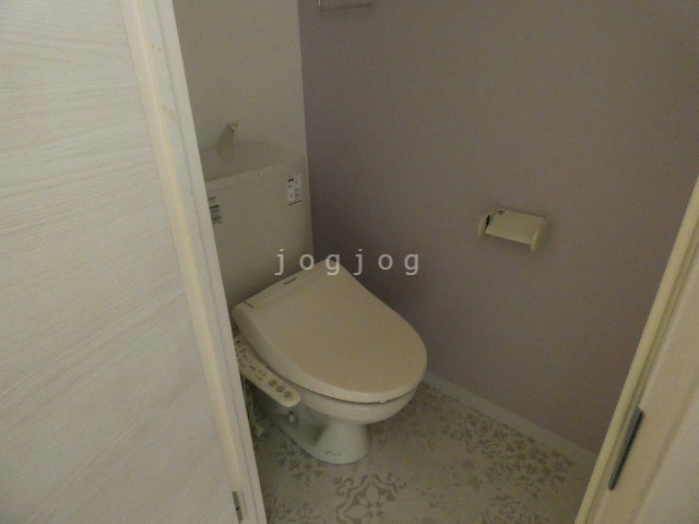 トイレ　嬉しい温水洗浄便座付きのトイレです。