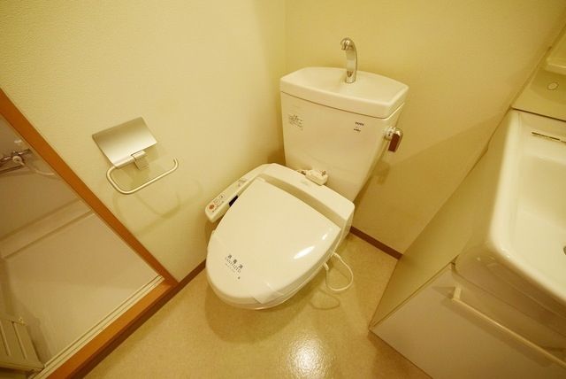 トイレ　★嬉しい温水洗浄便座付き！★