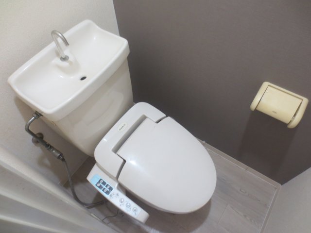 トイレ　トイレ（ウォシュレット付き）の写真です。