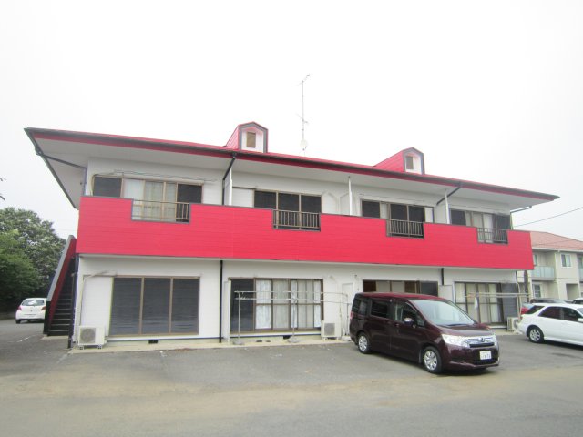 建物外観　外観と駐車場の写真です。