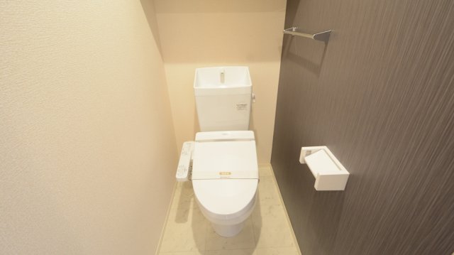 トイレ　温水洗浄便座付きのトイレです♪