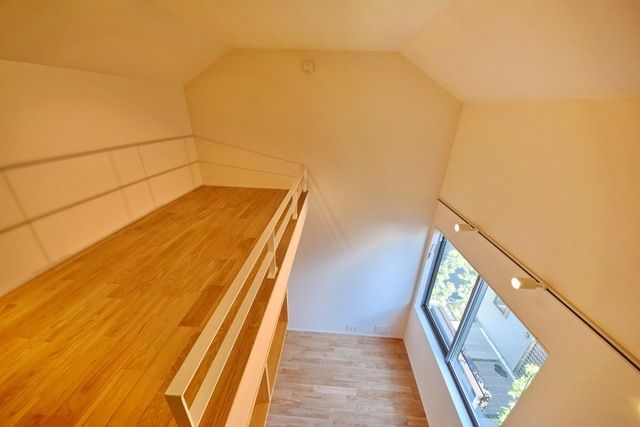 居室・リビング　★荷物置きにも寝室にも使える天井高のあるロフトスペース★
