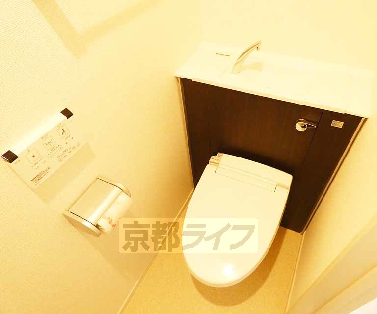 京阪本線 龍谷大前深草駅 徒歩4分 3階建 築9年のトイレ写真