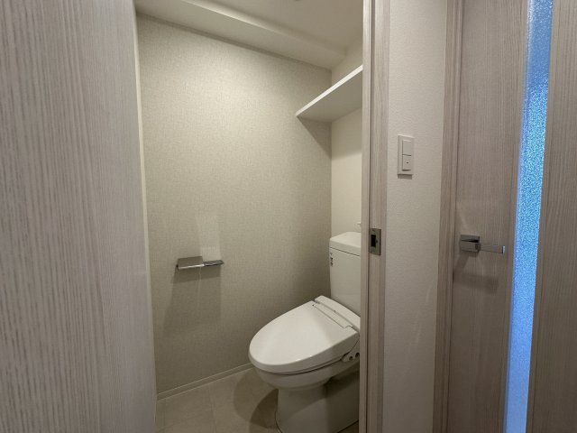 トイレ　404号室の室内写真を同型として掲載。現況優先。