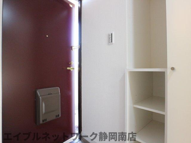 【静岡市駿河区登呂のマンションの玄関】