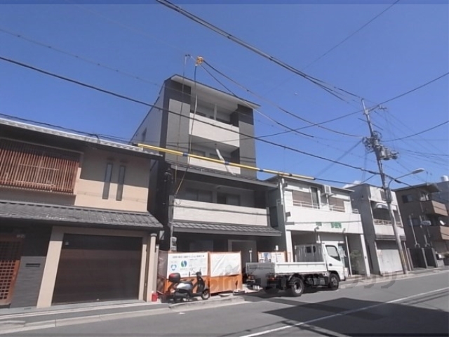 京都市南区八条町のマンションの建物外観