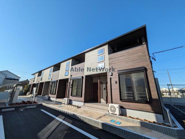 西尾市一色町味浜のアパートの建物外観