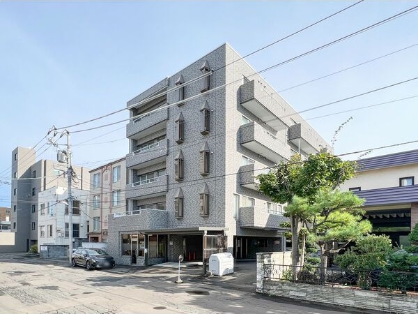 札幌市中央区南二十一条西のマンションの建物外観